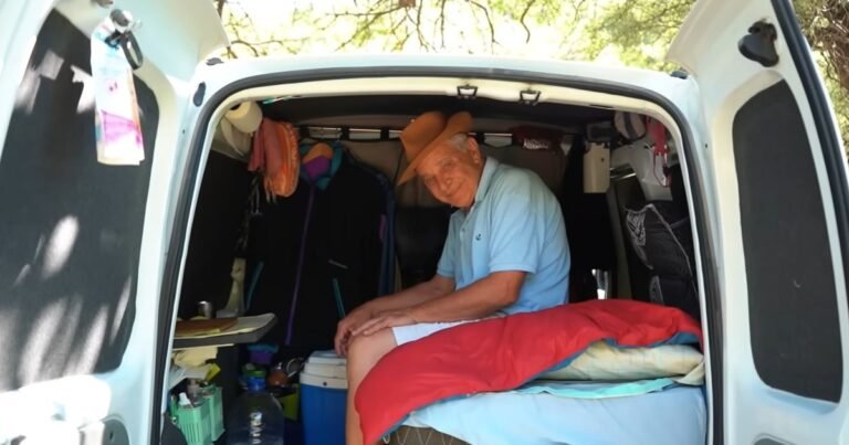 Tiene 71 años y convirtió su camioneta en una casa para recorrer Latinoamérica: "Tengo una cama de 1.90, calentador, wifi y lo necesario para la ruta"