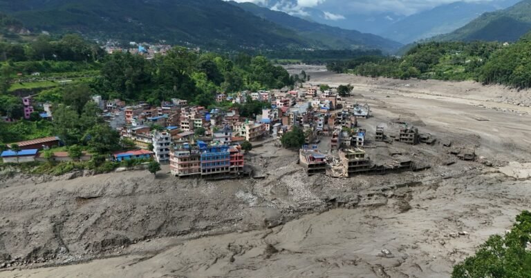 Una impactante riada arrasó la frontera entre Nepal y el Tibet: hay al menos 16 muertos y más de 300 turistas desaparecidos