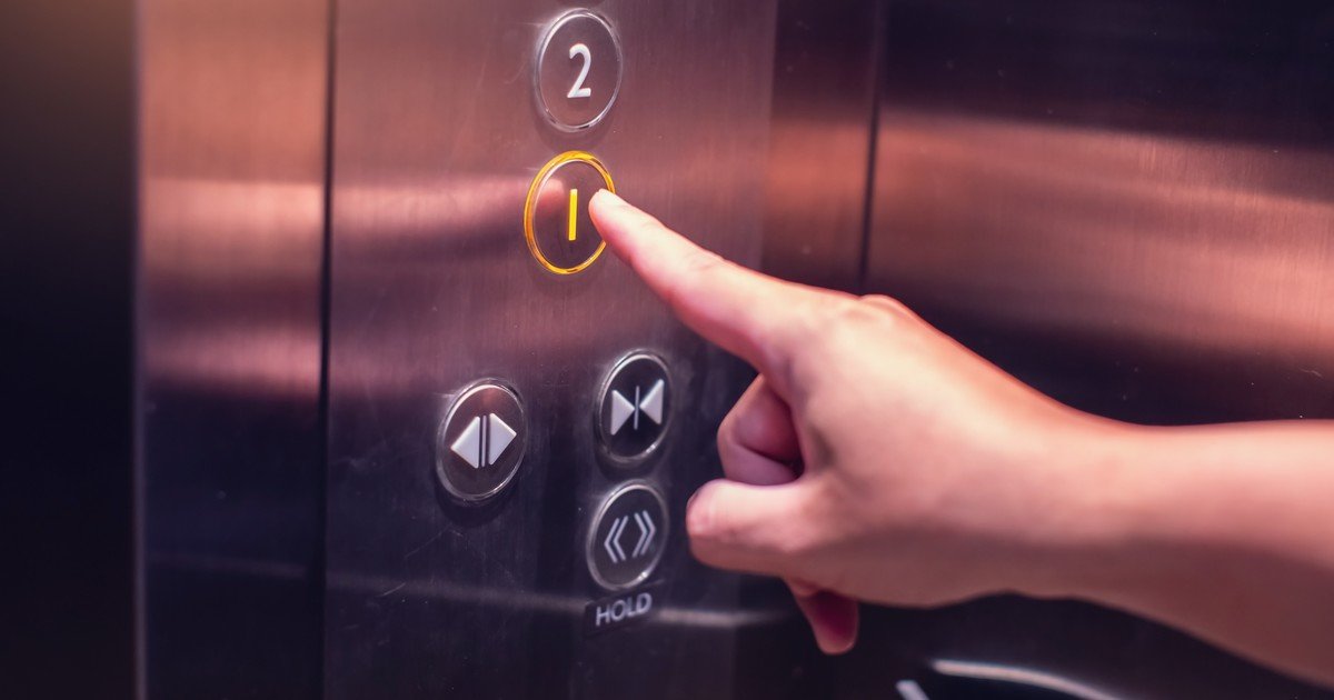 La psicología dice que las personas que pulsan el botón del ascensor ya iluminado no son impacientes; la ilusión de control es una de las peculiaridades mejor documentadas de la mente humana, y pulsarlo realmente hace que la espera parezca más corta