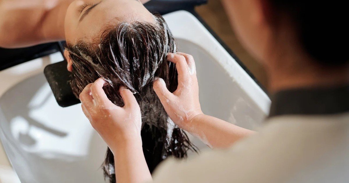 Los peluqueros expertos coinciden: “Lavarse el pelo al revés es una técnica interesante porque actúa como barrera protectora antes de que el champú limpie”