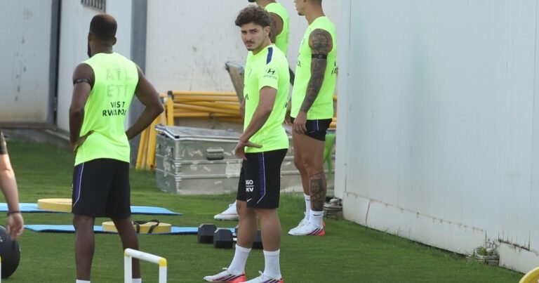 Julián Álvarez no sabe si será titular en el debut del Atlético de Madrid: las órdenes de Simeone y el "libérenlo" de redes sociales