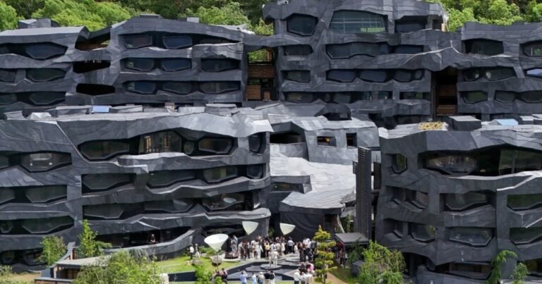 Se incendió La Querola, un complejo de lujo destinado a influencers en Andorra: habían tardado 14 años en construirlo