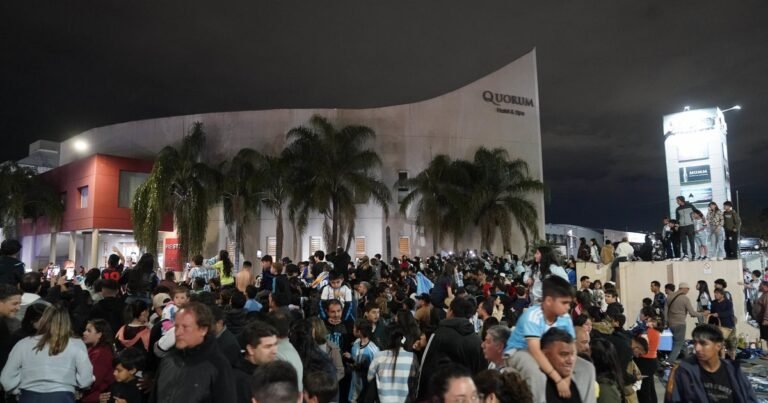 La llegada de la Selección a Córdoba para el amistoso contra Bolivia: el gesto del nuevo capitán Cuti Romero, Dibu Martínez y más jugadores con los hinchas
