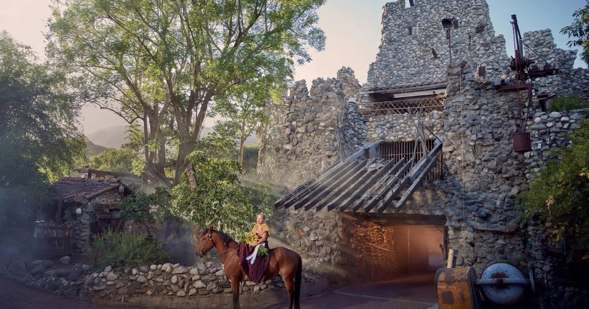 En 1968, un hombre de California comenzó a construir un castillo con chatarra, botellas y motocicletas viejas; 20 años después, tenía una torre de reloj de 22,5 metros de altura