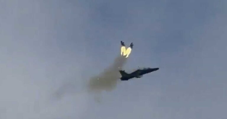 El momento exacto en que dos pilotos se eyectan de su avión antes de que se estrelle