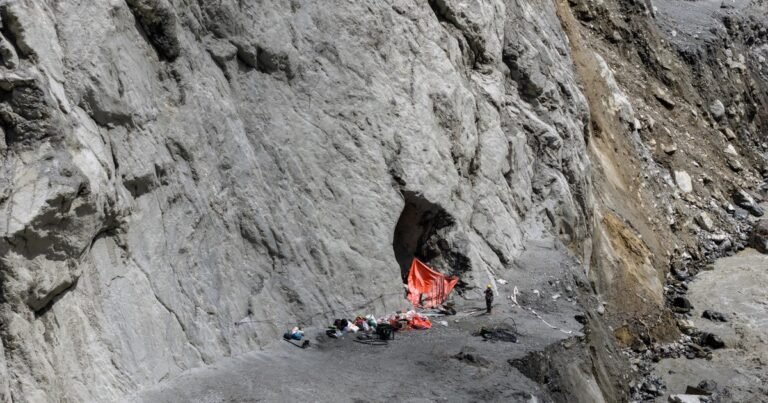 A lo largo del camino del desastre del Himalaya, pueblos arrasados ​​y un dolor que crece