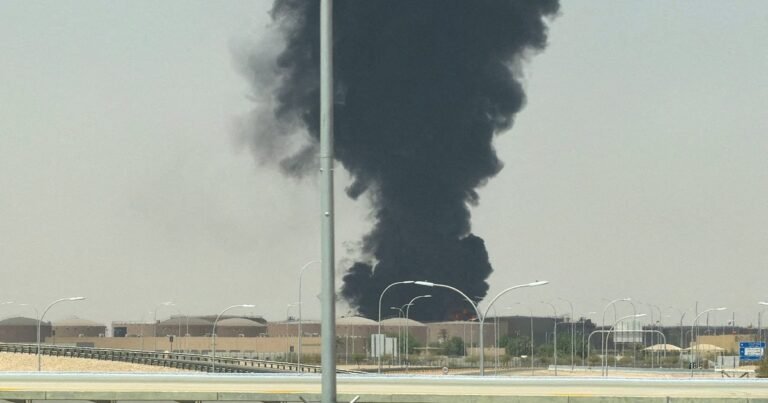 Explosiones, humo y un dramático aviso por celular: el ataque que conmueve a la capital de Arabia Saudita en plena escalada del conflicto con los hutíes