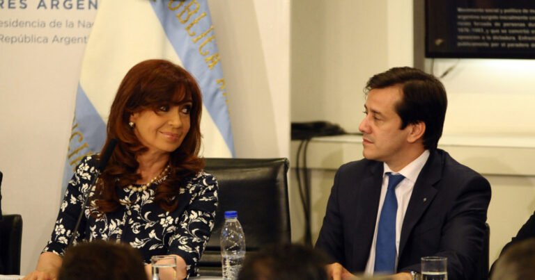 Contrataciones fantasma y un departamento vecino: el vínculo y los negocios que unen a Cristina Kirchner con Mariano Recalde