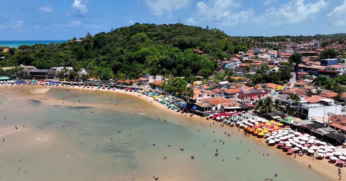 Pipa, el destino del Nordeste de Brasil que "descubrieron" unos surfistas en los '80: sus 11 playas y una guía para viajar