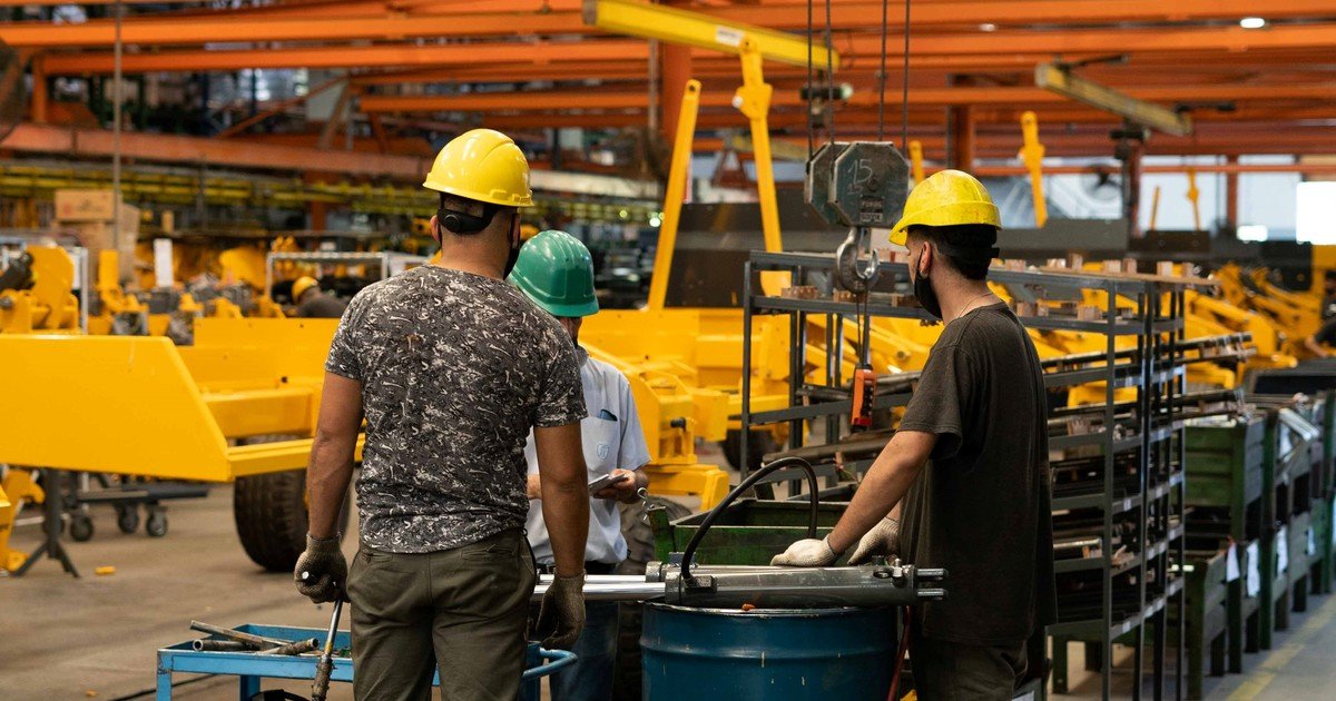 El índice de confianza empresarial se deterioró en agosto y el 16,5% de las industrias prevé ajustar sus planteles
