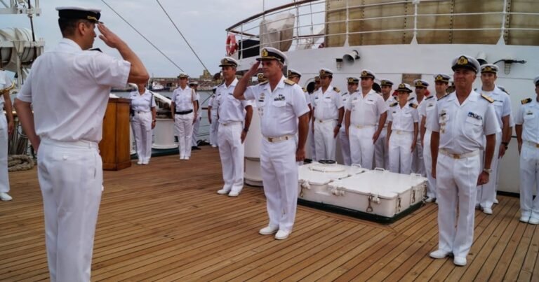 El jefe de la Armada relevó a nueve integrantes por la denuncia de presunta corrupción
