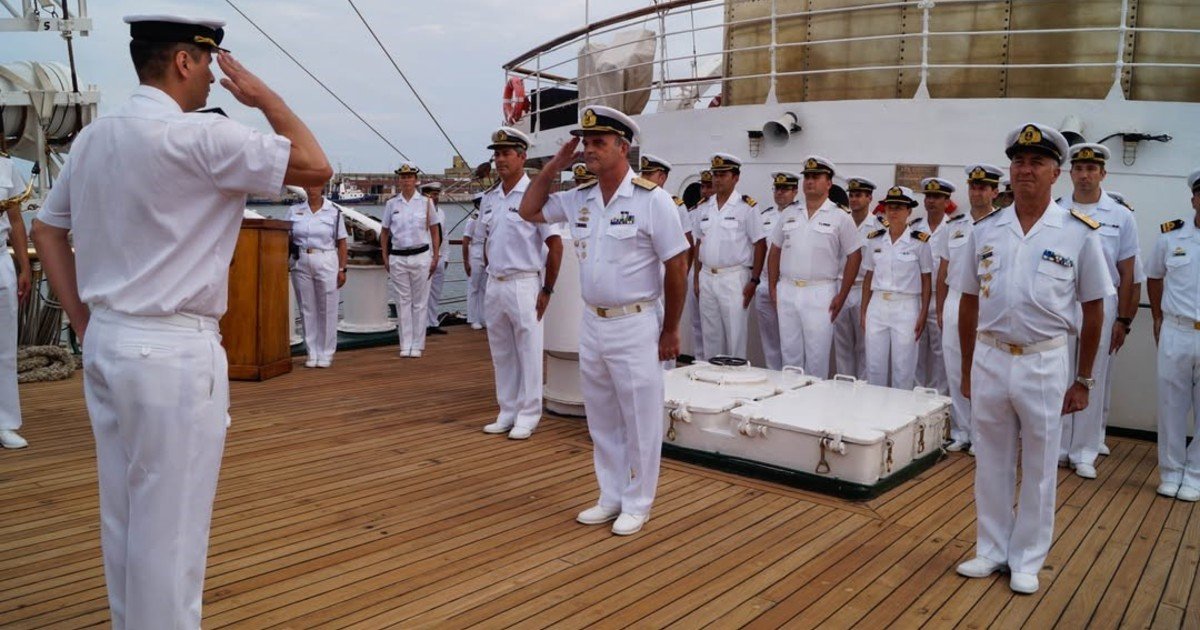 El jefe de la Armada relevó a nueve integrantes por la denuncia de presunta corrupción