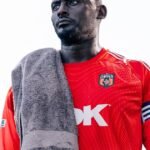 La increíble historia de George Kamurasi, el arquero de un humilde equipo inglés que puede convertirse en rey de Uganda