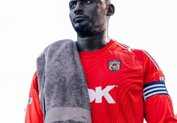 La increíble historia de George Kamurasi, el arquero de un humilde equipo inglés que puede convertirse en rey de Uganda