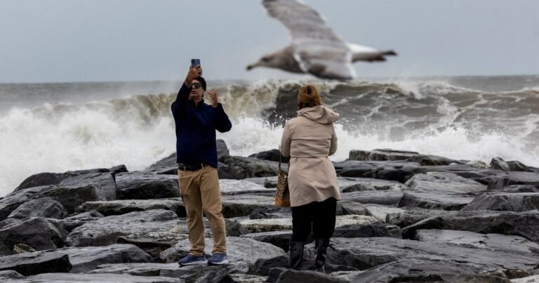 Una potente tormenta golpea la costa este de Estados Unidos: un muerto, inundaciones y casi 150.000 hogares sin electricidad