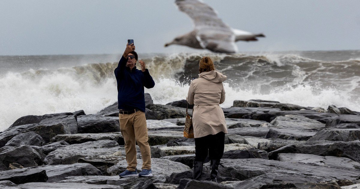 Una potente tormenta golpea la costa este de Estados Unidos: un muerto, inundaciones y casi 150.000 hogares sin electricidad