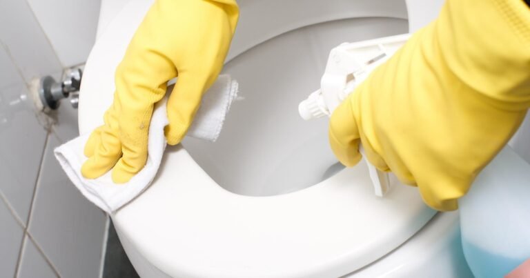 Ni bicarbonato ni vinagre: el ingrediente que es perfecto para eliminar el sarro y las manchas del inodoro en minutos
