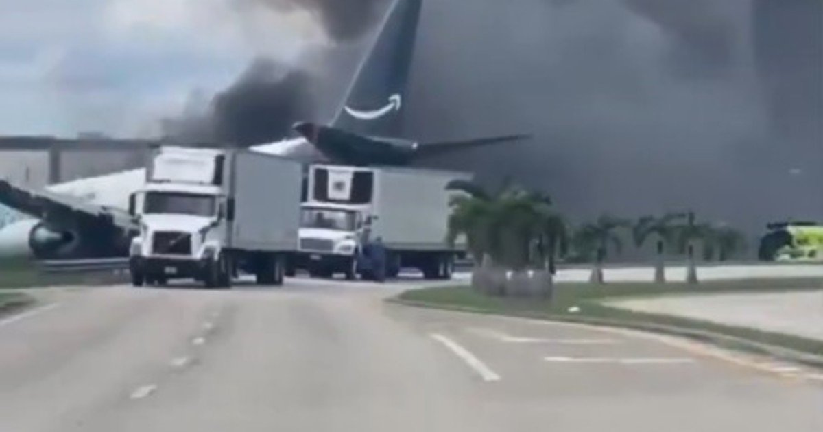 Así quedó el avión de carga de Amazon que despistó en el Aeropuerto de Miami