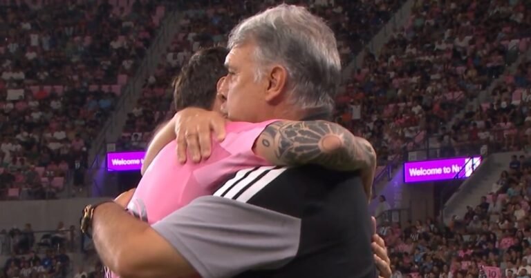 El efusivo abrazo entre Messi y el Tata Martino que conmovió a todos y la explicación del DT: “Tenía ganas de dárselo”