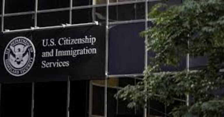 Es oficial | El USCIS aplicará la regla de carga pública para miles de migrantes que buscan la green card en septiembre 2026