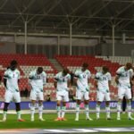 Los jugadores de Irlanda bajaron la cabeza en el himno de Israel, usaron brazalete negro y golean por la Nations League