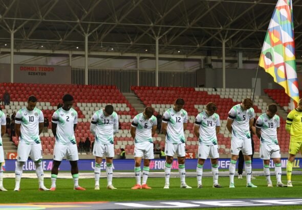 Los jugadores de Irlanda bajaron la cabeza en el himno de Israel, usaron brazalete negro y golean por la Nations League