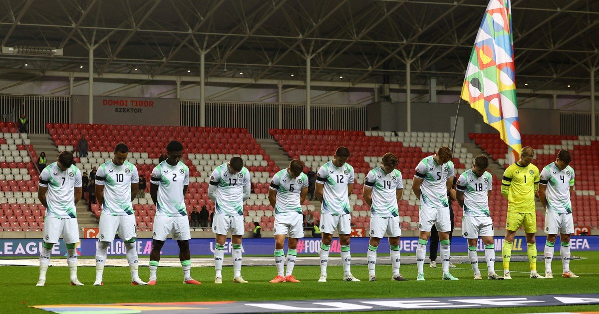 Los jugadores de Irlanda bajaron la cabeza en el himno de Israel, usaron brazalete negro y golean por la Nations League