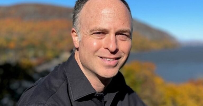 Un profesor de West Point fue despedido tras oponerse a las limitaciones en la enseñanza del cambio climático, según una demanda
