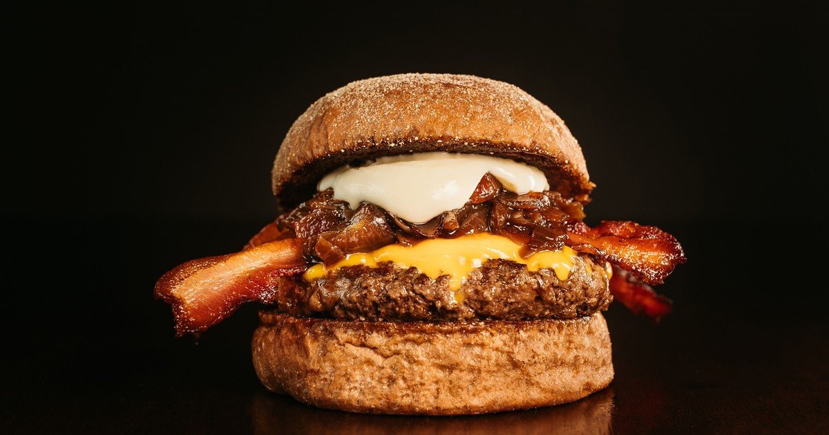 Añade este ingrediente básico de la despensa a tus hamburguesas para conseguir una corteza crujiente digna de un restaurante