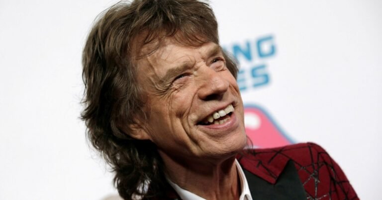 Mick Jagger, líder de los Rolling Stones, a los 83 años, revela cómo se mantiene en forma: “Entreno cinco o seis días a la semana. Alterno entre el gimnasio y el baile, después hago sprints y cosas así, para ganar resistencia”