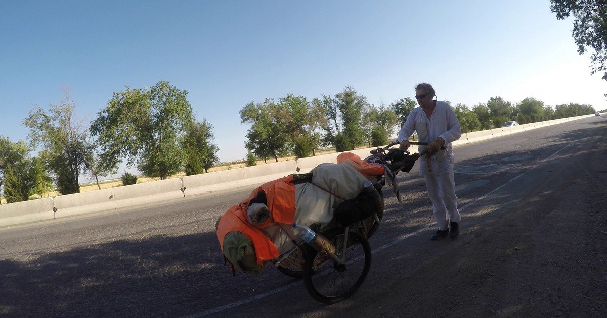 Salió a caminar en 1998 y todavía no regresó a casa: lleva 28 años de viaje y hasta nadó 288 kilómetros