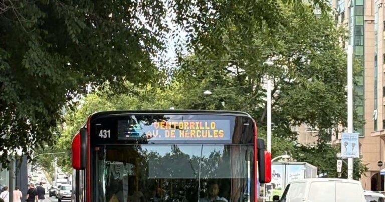 Verónica, con 25 años, es una de las pocas mujeres que conducen autobuses: "Me gusta sonreír, sobre todo en esta época en que falta empatía"