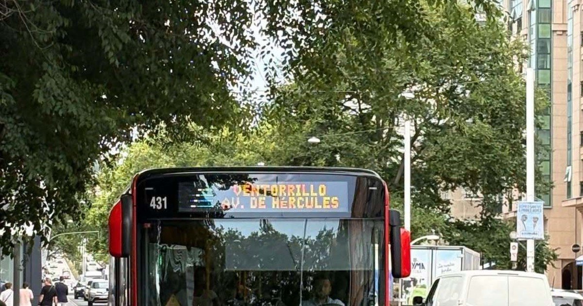 Verónica, con 25 años, es una de las pocas mujeres que conducen autobuses: "Me gusta sonreír, sobre todo en esta época en que falta empatía"