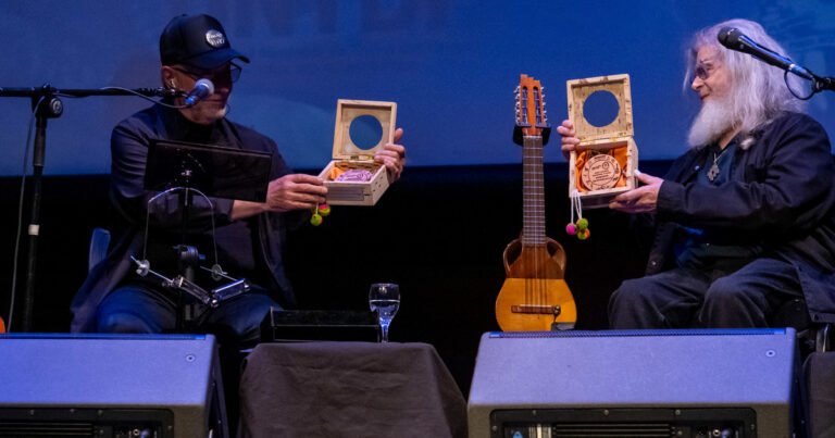 León Gieco y Gustavo Santaolalla recibieron el Doctor Honoris Causa y celebraron los 40 años de De Ushuaia a La Quiaca