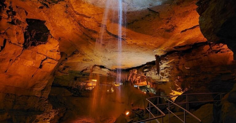 En 1999, científicos vertieron tinte fluorescente en sumideros de Kentucky para cartografiar el sistema hidráulico oculto de Mammoth Cave; descubrieron que aproximadamente el 60% de su acuífero se extendía más allá de los límites del parque