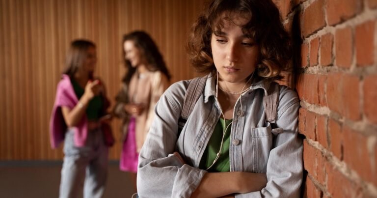 La psicología dice que las personas que internalizan su angustia no son frías ni autosuficientes; a menudo realizan un cálculo constante e invisible sobre si su dolor es lo suficientemente grave como para merecer la atención de otra persona