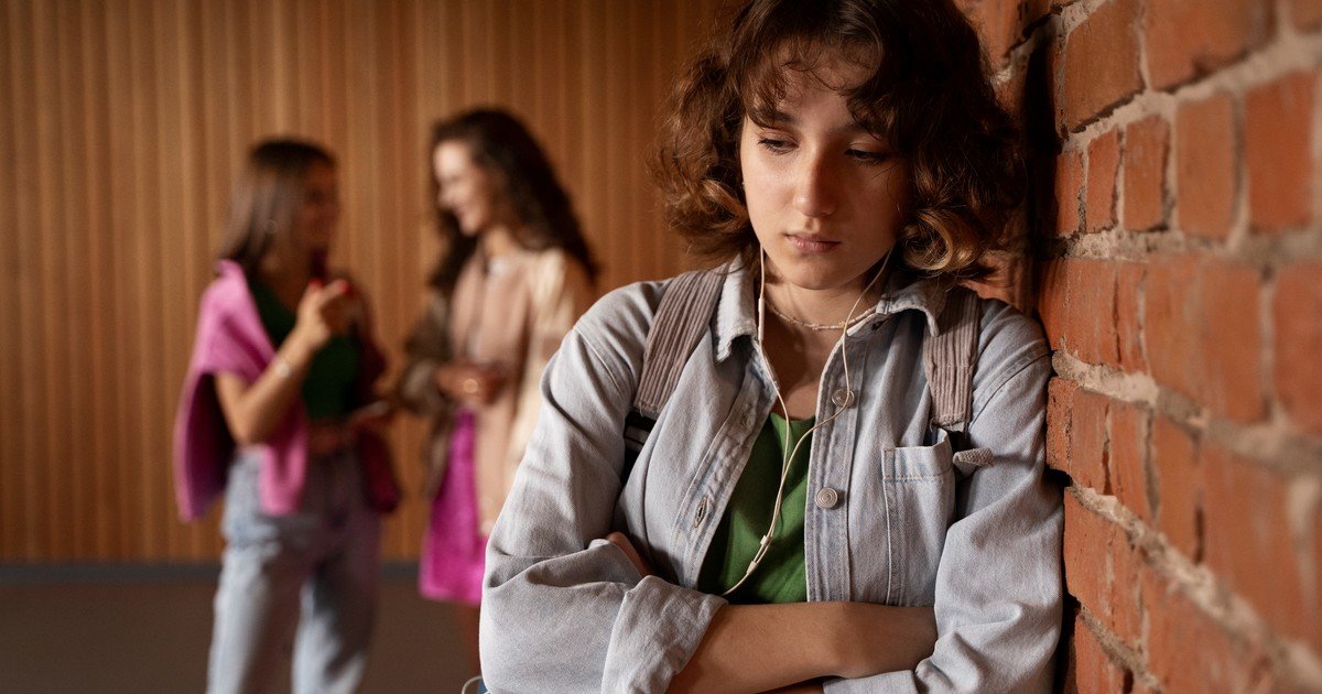 La psicología dice que las personas que internalizan su angustia no son frías ni autosuficientes; a menudo realizan un cálculo constante e invisible sobre si su dolor es lo suficientemente grave como para merecer la atención de otra persona
