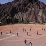 Fútbol al pie del cerro de los siete colores de Purmamarca, la cancha que alguna vez Infantino le mostró al mundo como la síntesis perfecta de la pasión