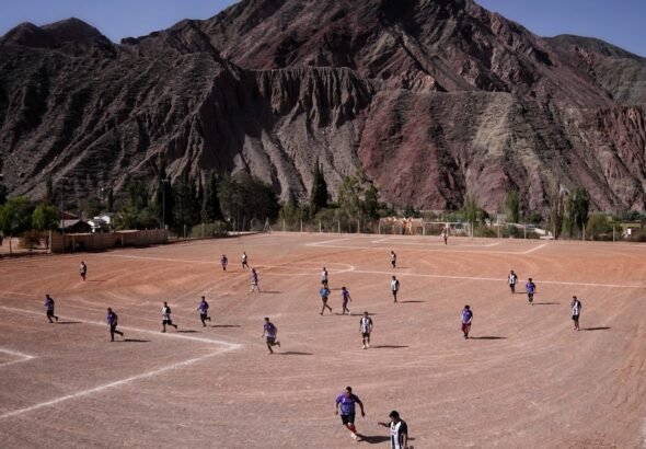 Fútbol al pie del cerro de los siete colores de Purmamarca, la cancha que alguna vez Infantino le mostró al mundo como la síntesis perfecta de la pasión