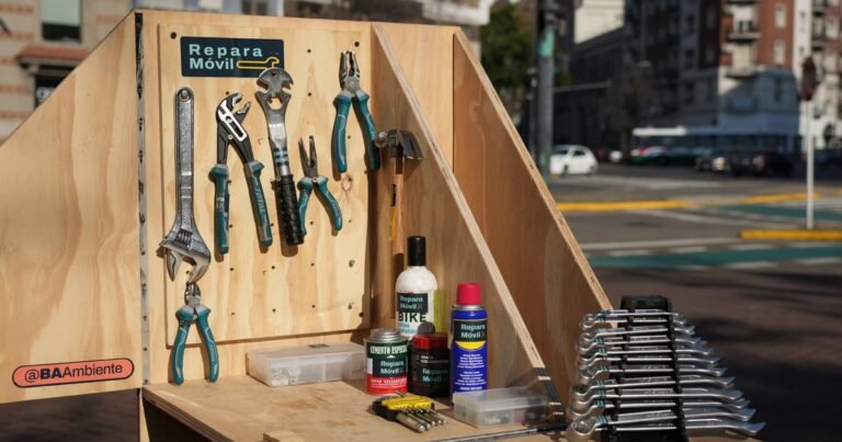 Repará gratis tu celular, bicicleta o electrodoméstico: dónde y cuándo funciona el taller móvil de la Ciudad y qué objetos acepta