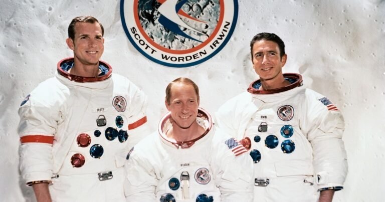 En 1971, los astronautas del Apolo 15 recolectaron diminutas perlas de vidrio verde en la Luna; más de 35 años después, los científicos encontraron evidencia de agua en su interior, lo que cambió lo que sabíamos sobre la superficie lunar