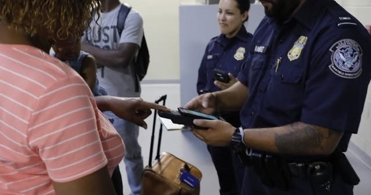 Abogados en EE.UU. coinciden: estos son los migrantes que deben preocuparse por el ICE en los aeropuertos