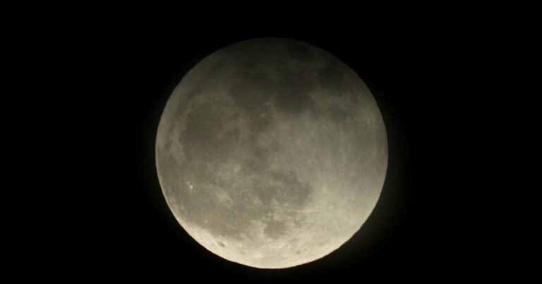 Llega la Luna llena en Aries 2026: qué significa y cómo impacta en cada signo del zodiaco