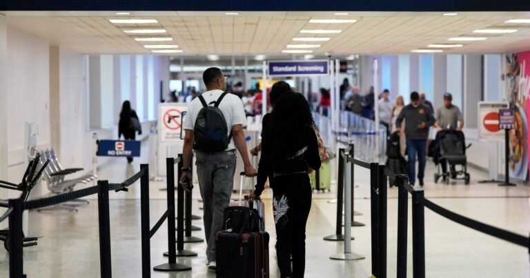 Confirmado por la TSA: lanzan un nuevo programa que permite entrar a las puertas de embarque en 13 aeropuertos de EE.UU. sin boleto de avión