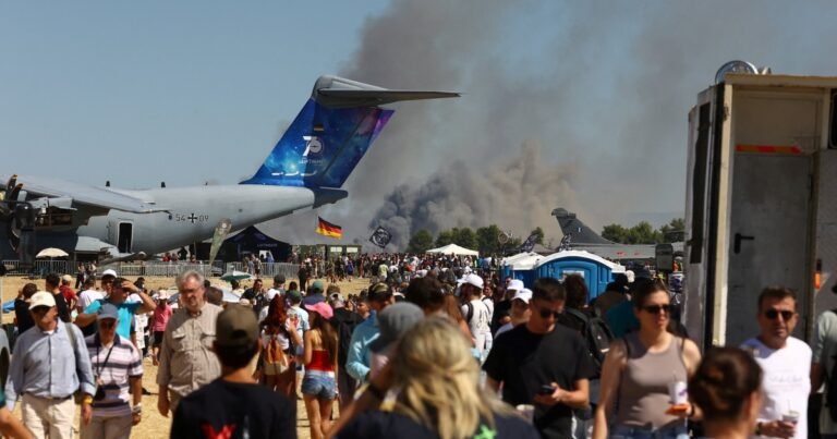 Tragedia aérea en Grecia: un avión militar se estrelló durante una exhibición