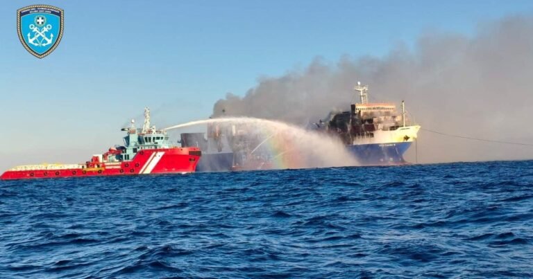 Misterioso incendio de un ferry frente a la paradisíaca isla de Mykonos: evacuaron a las 29 personas que iban a bordo e investigan las causas