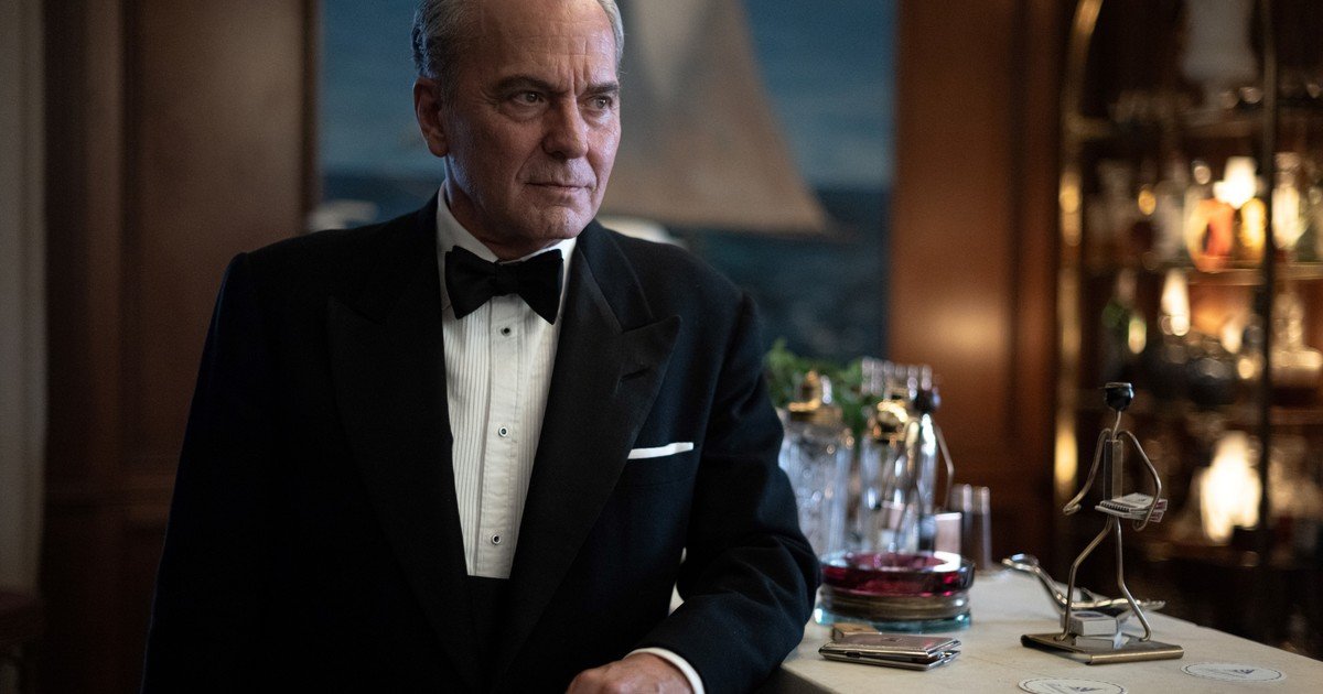 La nueva serie del español José Coronado en Netflix atrapa desde el principio con un guiño a Sherlock Holmes, pero "El problema final" lo tiene donde indica su título