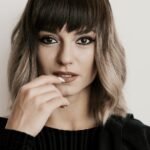 Rosa Roselló, experta en belleza: "El flequillo de los 70 sienta bien a todo tipo de rostro porque suaviza y equilibra las facciones"