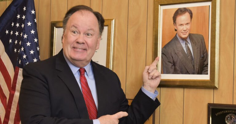 Murió Dennis Haskins, el actor que le dio vida al director de la serie juvenil "Salvados por la campana"