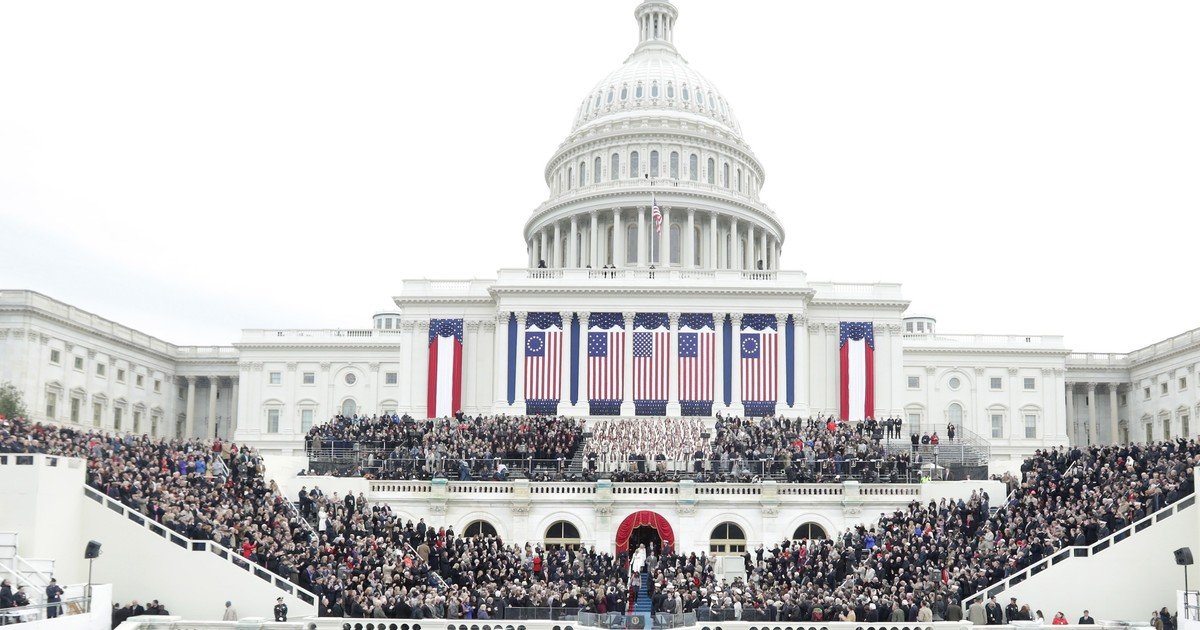 Juez de EEUU ordena a la Casa Blanca restablecer el acceso a CNN, MS NOW y Politico
